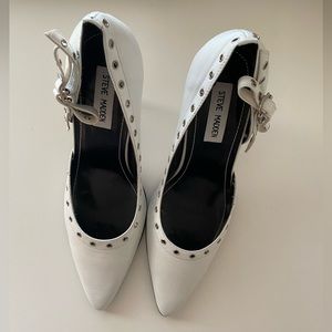 Steve Madden Damara Bow and Grommet White Leather Stiletto Pumps Size 9.5